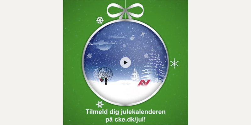 Animeret julekugle med sne og CKE-træet på grøn baggrund